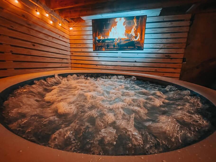 Hidden Oasis! W/ Patio & Hot Tub! + 85 Inch Tv * Philadelphia