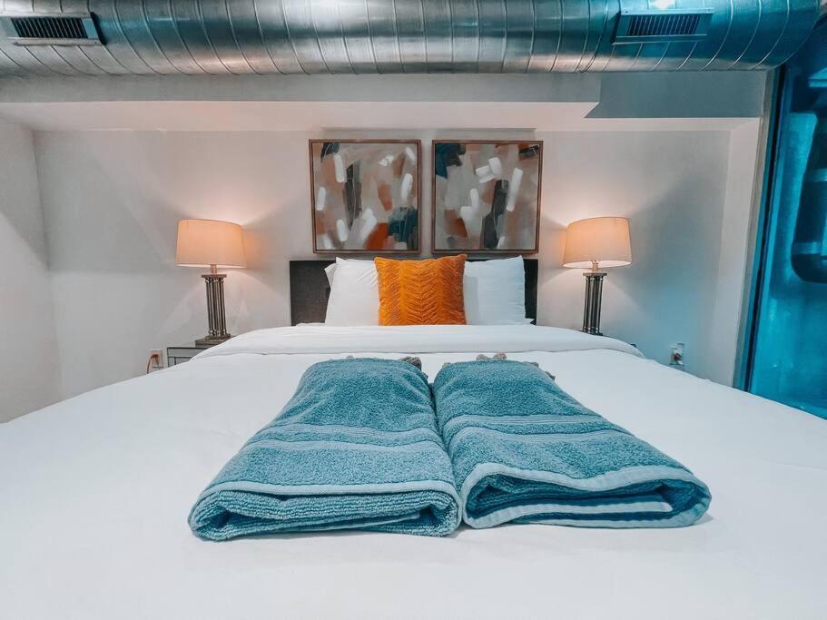 Hidden Oasis! W/ Patio & Hot Tub! + 85 Inch Tv * Philadelphia