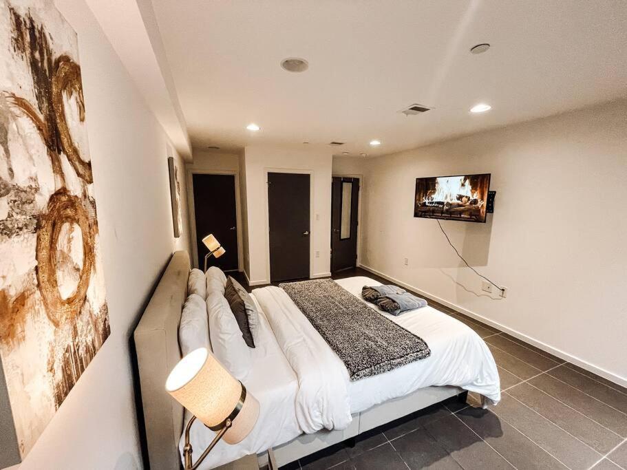 Hidden Oasis! W/ Patio & Hot Tub! + 85 Inch Tv Apartment *