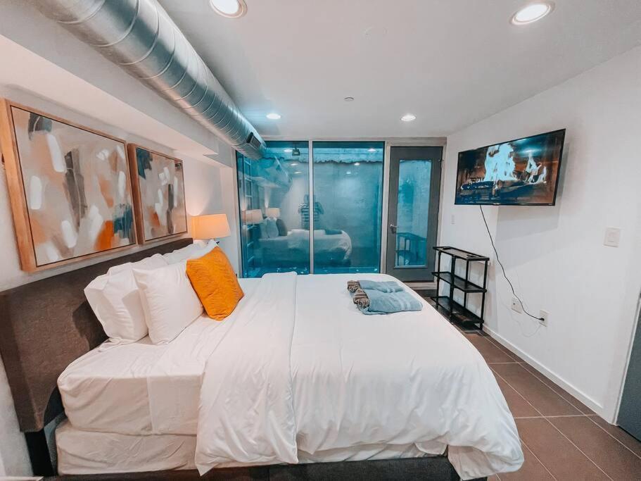 Hidden Oasis! W/ Patio & Hot Tub! + 85 Inch Tv Apartment Philadelphia
